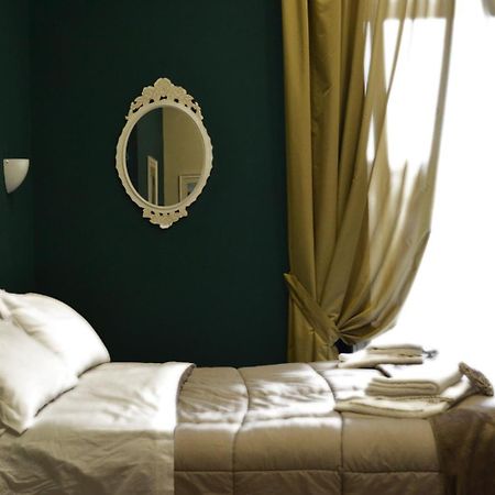 Il Viaggio Di Dante Historical Center Bed & Breakfast Наполи Стая снимка