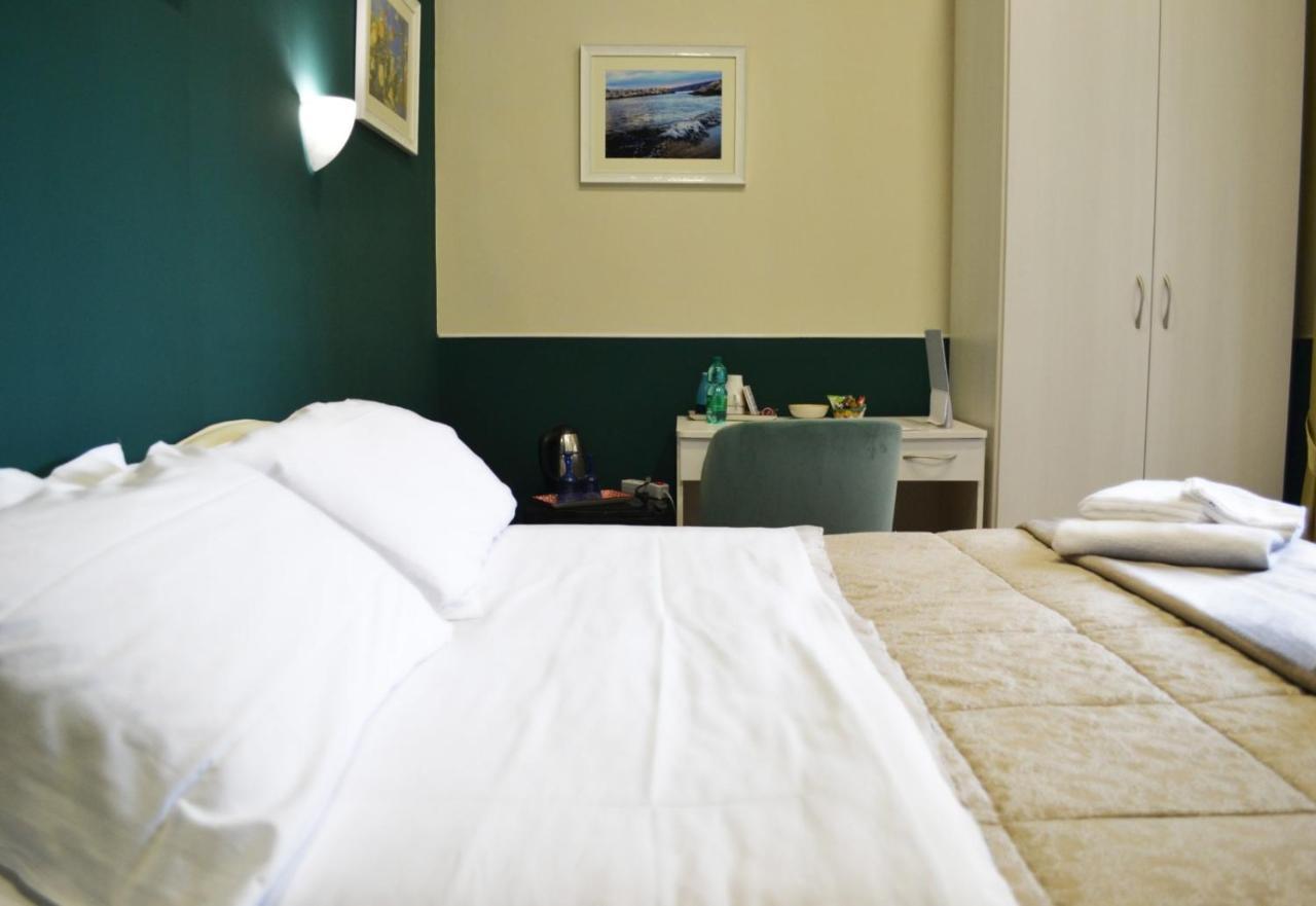 Il Viaggio Di Dante Historical Center Bed & Breakfast Наполи Екстериор снимка