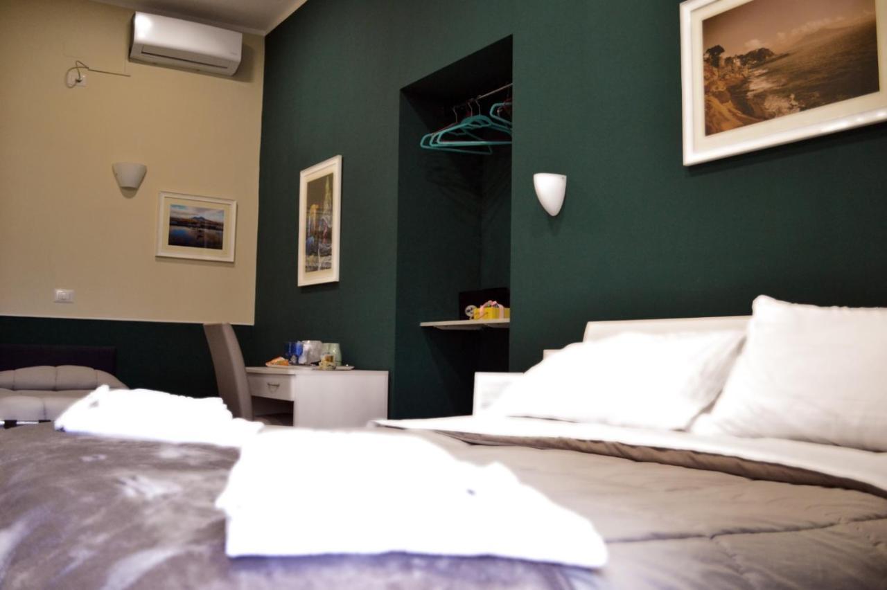 Il Viaggio Di Dante Historical Center Bed & Breakfast Наполи Екстериор снимка