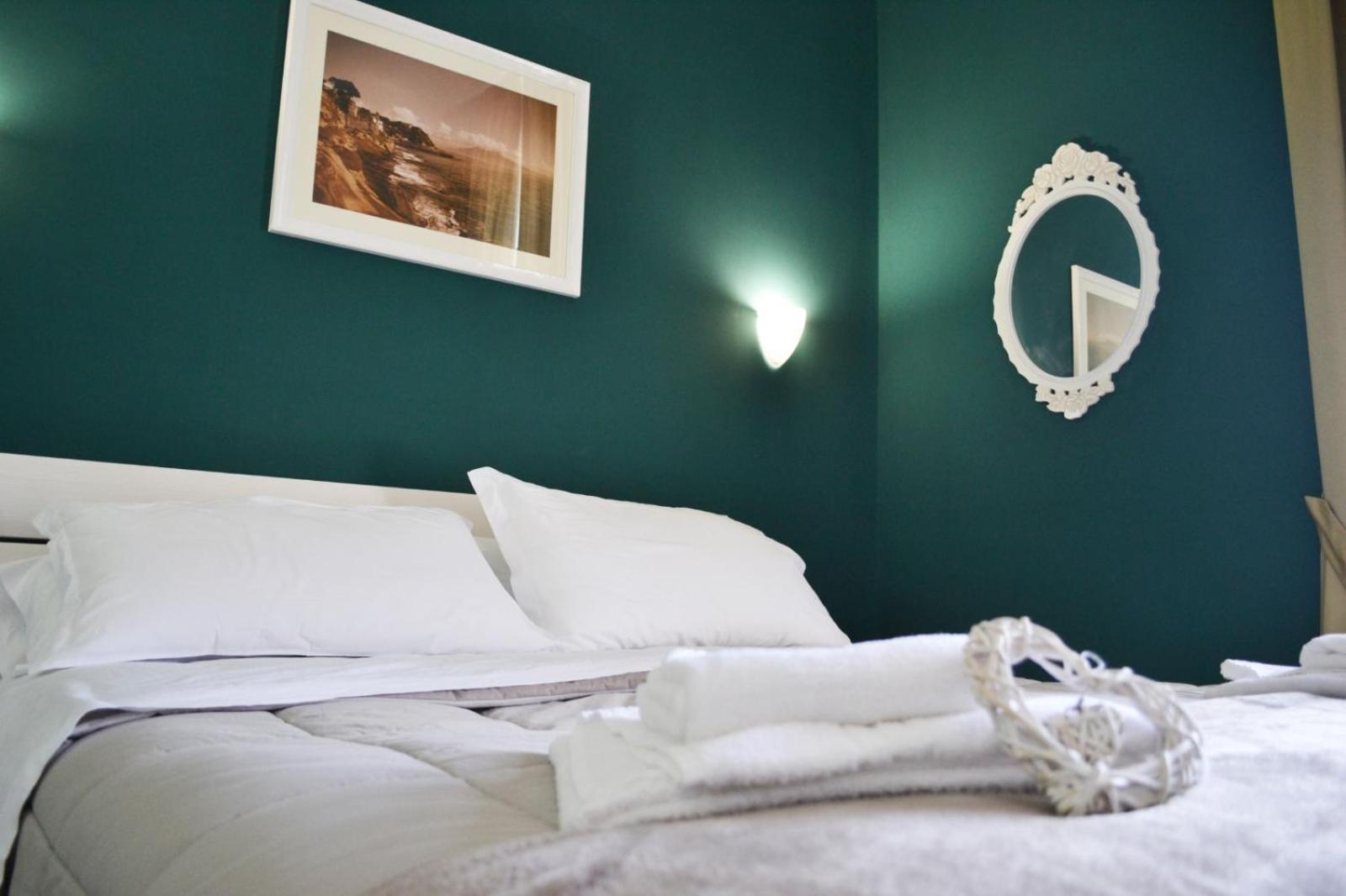 Il Viaggio Di Dante Historical Center Bed & Breakfast Наполи Стая снимка