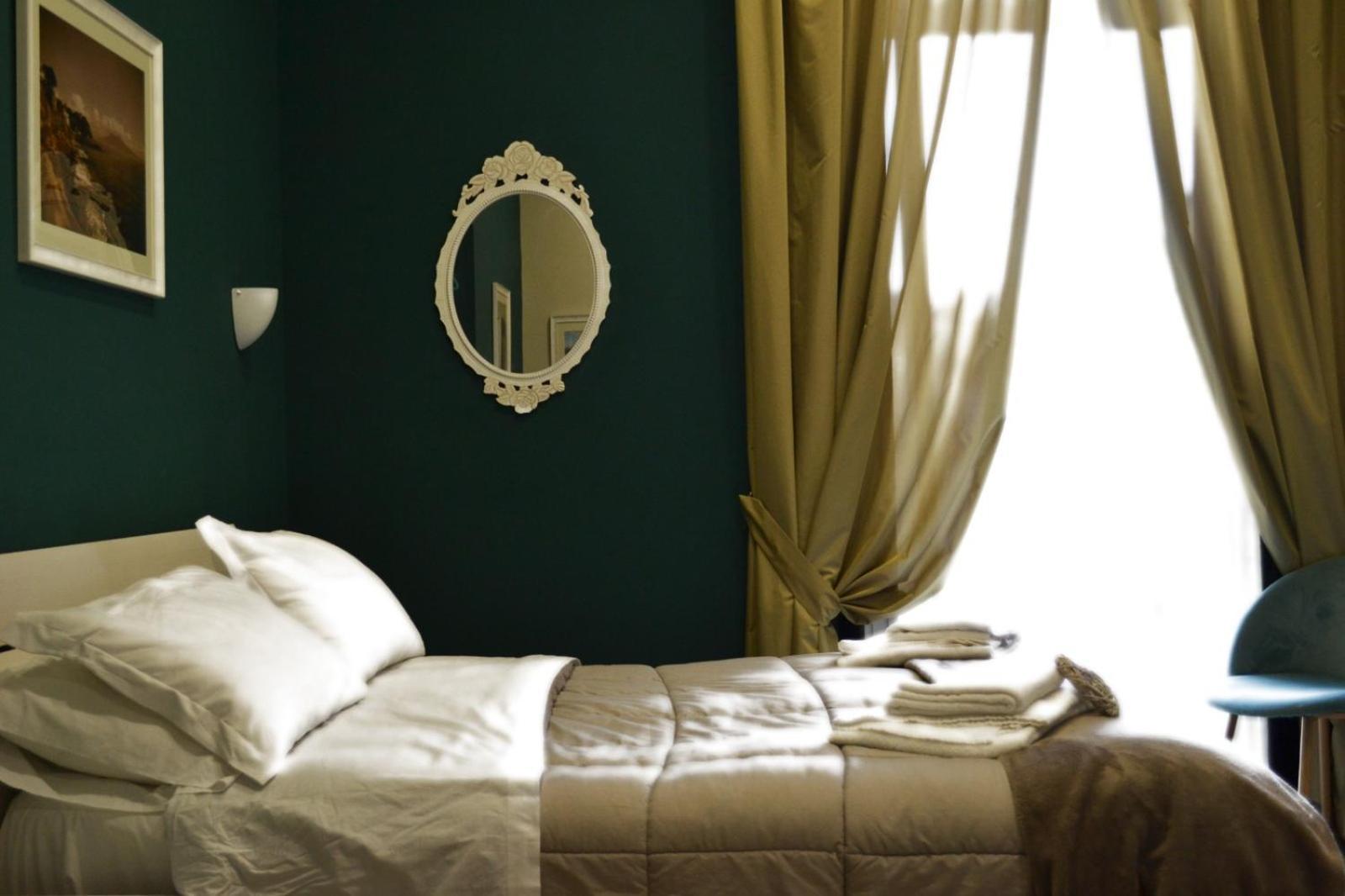 Il Viaggio Di Dante Historical Center Bed & Breakfast Наполи Стая снимка