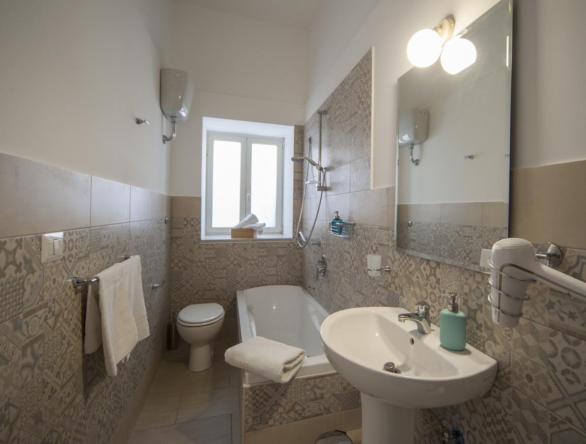 Il Viaggio Di Dante Historical Center Bed & Breakfast Наполи Екстериор снимка