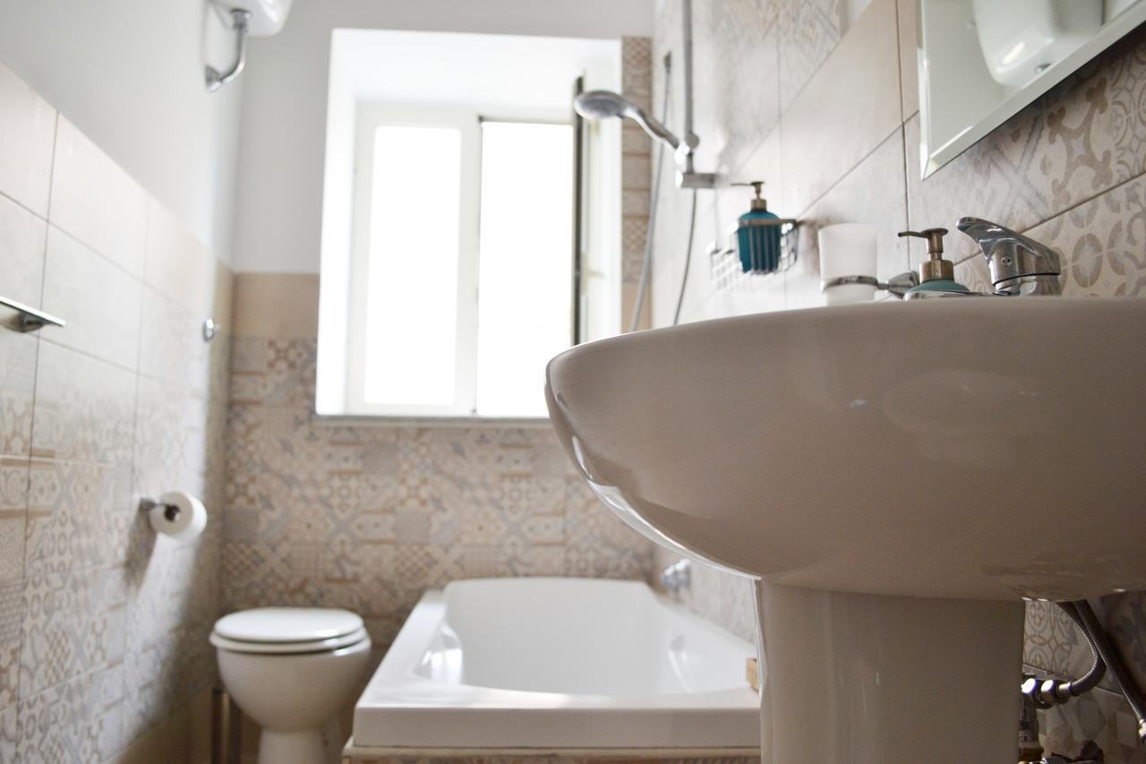 Il Viaggio Di Dante Historical Center Bed & Breakfast Наполи Екстериор снимка